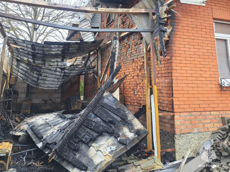 В донской столице семья чудом спаслась во время пожара в доме