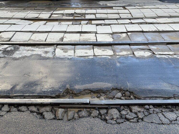 В Туле сняли на видео опасное состояние трамвайных путей на Коминтерна