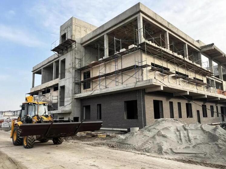 В новой школе на 1 100 мест в поселке Краснодарский выполнили 56% работ