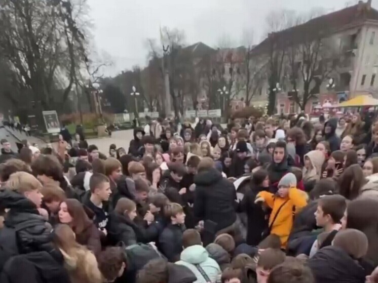 В украинском Тернополе школьники передрались на раздаче бесплатных бургеров