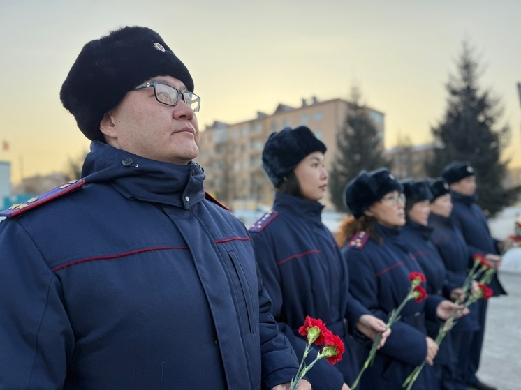 В Кызыле сотрудники  следственного управления почтили память Неизвестного Солдата