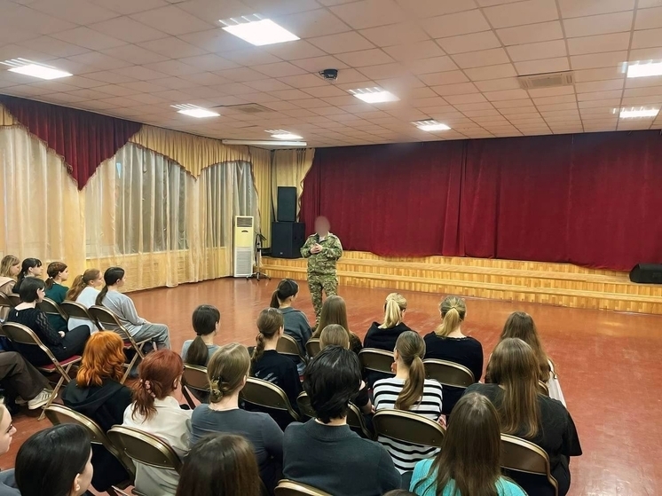 Серпуховские студенты встретились с военнослужащим и выпускником колледжа