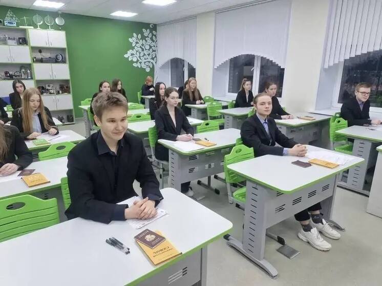 Шесть тысяч ленинградских выпускников написали итоговое сочинение