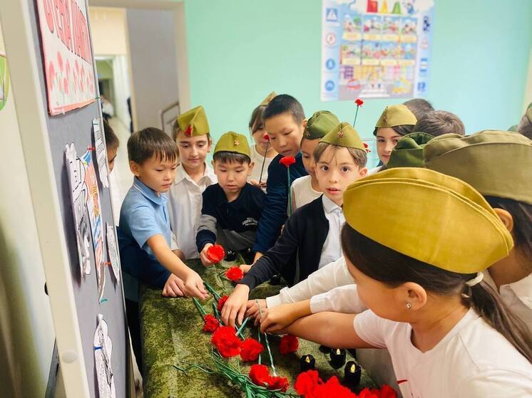В школах Калмыкии прошли патриотические акции ко Дню Неизвестного Солдата
