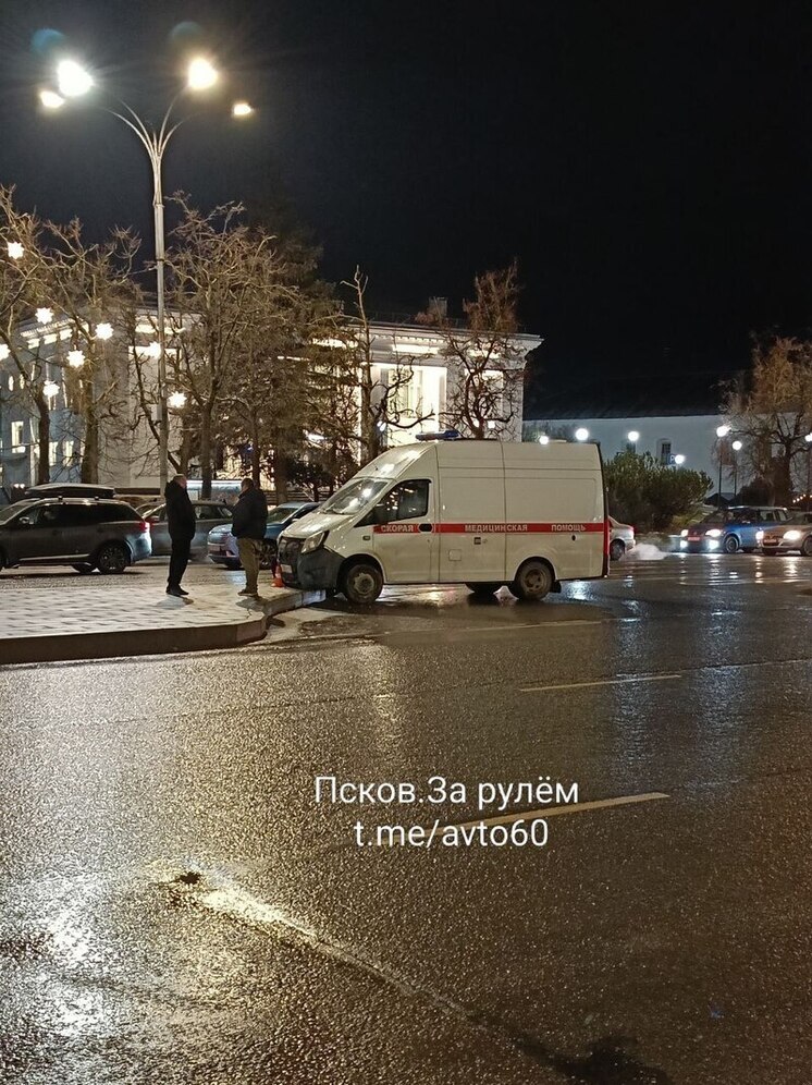 Карета Скорой помощи застряла на "островке безопасности" в центре Пскова