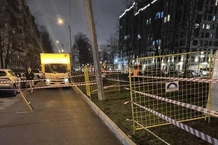 В Петербурге обрушился грунт и накренились 4 опоры освещения