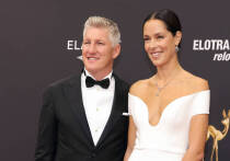 Ана Иванович, бывшая первая ракетка мира и победительница «Ролан Гаррос», подала на развод с экс-футболистом сборной Германии Бастианом Швайнштайгером после девяти лет брака. Иск подан в Окружной суд Мюнхена; также запрошены алименты на троих сыновей — Луку, Леона и Тео. Супруги разошлись в феврале 2025 года: Иванович с детьми проживает в Белграде, Швайнштайгер — преимущественно в Мюнхене. Ранее СМИ сообщали о новой возлюбленной футболиста, но официальных подтверждений нет.