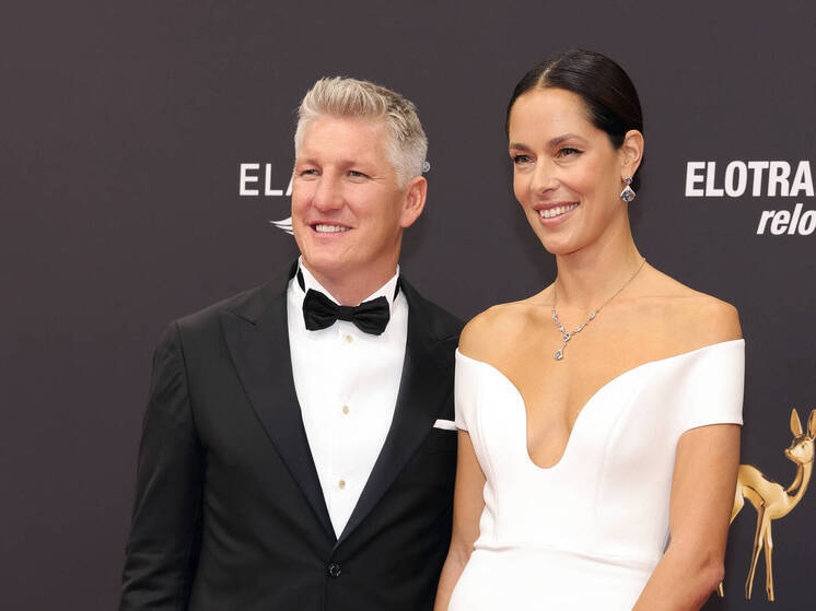 Ана Иванович, бывшая первая ракетка мира и победительница «Ролан Гаррос», подала на развод с экс-футболистом сборной Германии Бастианом Швайнштайгером после девяти лет брака. Иск подан в Окружной суд Мюнхена; также запрошены алименты на троих сыновей — Луку, Леона и Тео. Супруги разошлись в феврале 2025 года: Иванович с детьми проживает в Белграде, Швайнштайгер — преимущественно в Мюнхене. Ранее СМИ сообщали о новой возлюбленной футболиста, но официальных подтверждений нет.