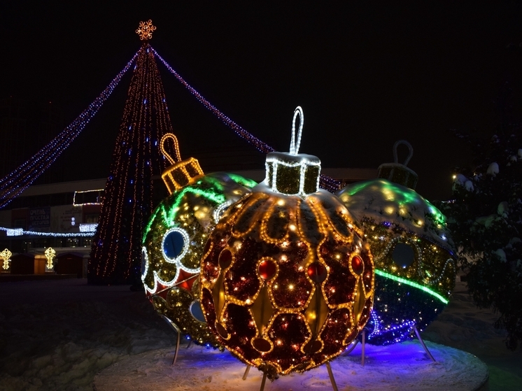 Громадные новогодние шары выкатили на проспект Ленина в Иванове