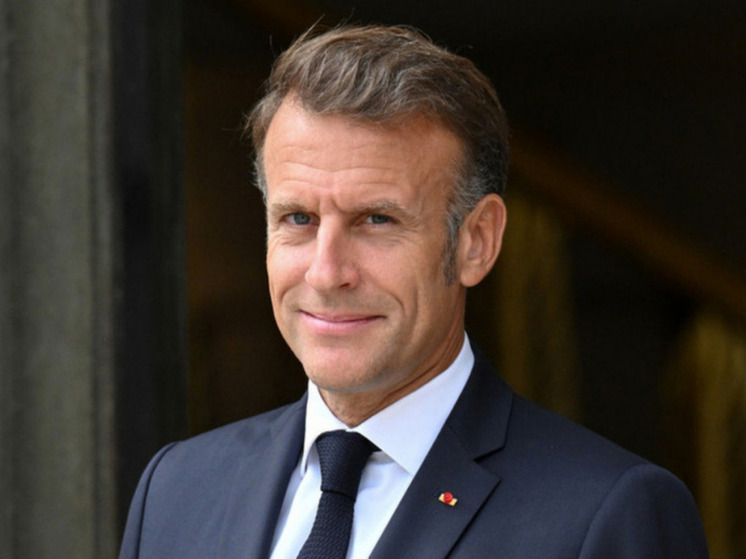 Глава французского департамента уволен из-за того, что Макрону пришлось идти под дождем 500 метров