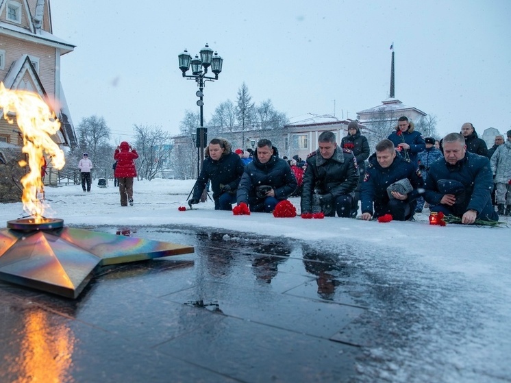 В День Неизвестного Солдата депутаты окружного парламента возложили цветы к Обелиску Победы.