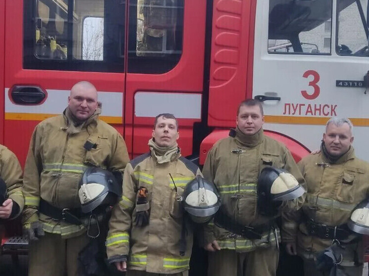 Спасатели эвакуировали многодетную семью из горящего дома в Луганске