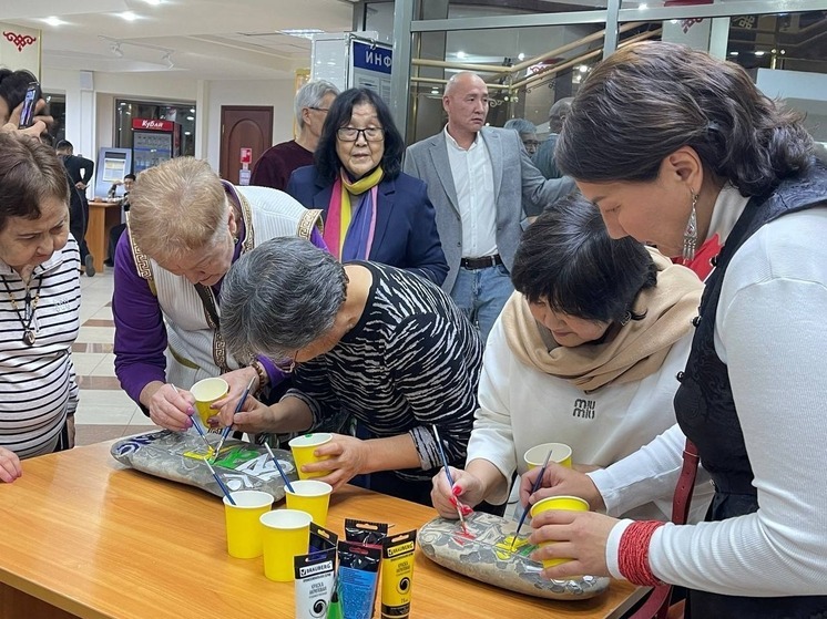 В Национальном музее Калмыкии открыли выставку «Эрднь Чолун»