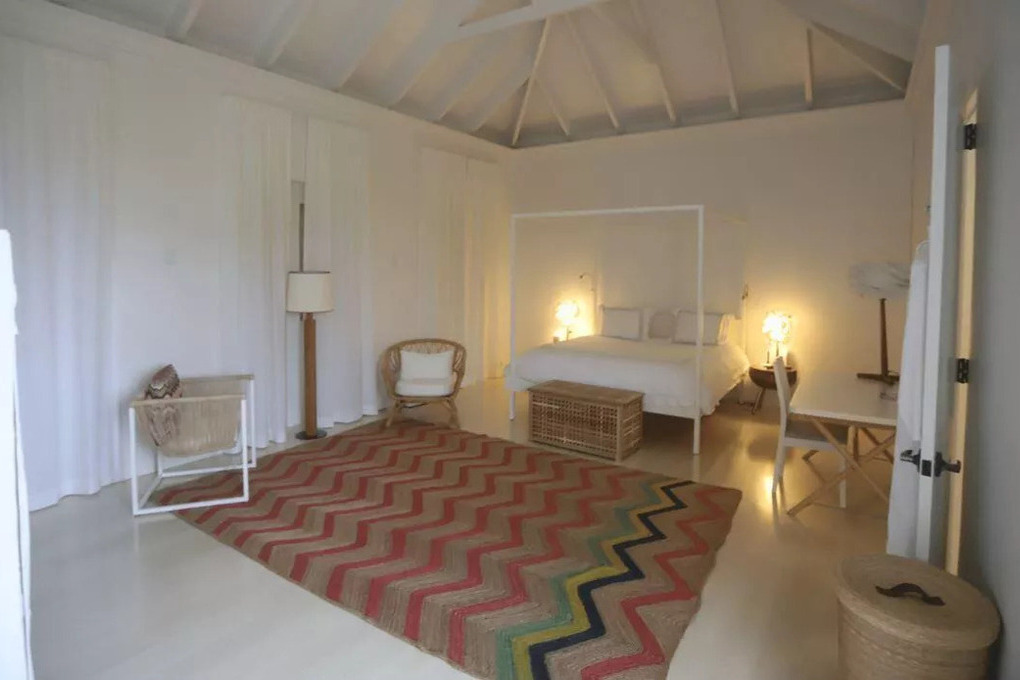 Опубликованы новые фотографии с острова финансиста Эпштейна