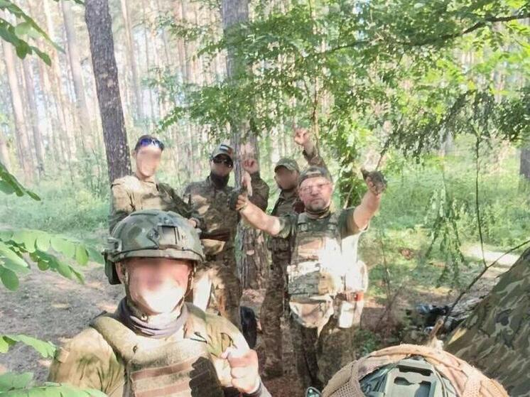 Уроженец Донецка Андрей Натоутос с семьей приехал в Бурятию после 2014 года — когда восставший Донбасс начали обстреливать необандеровцы. Проживая с тех пор в Улан-Удэ, беженцы сумели основать свой бизнес по выпуску стройматериалов. А когда Россия начала СВО, семья Андрея сначала помогала военным, а позже он сам отправился на фронт добровольцем.