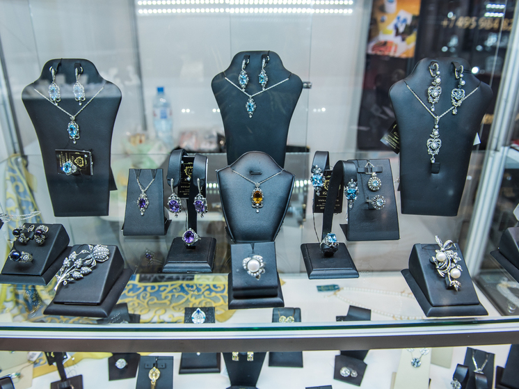 Новосибирская жительница обвиняется в контрабанде полудрагоценных камней на 2,5 млн рублей