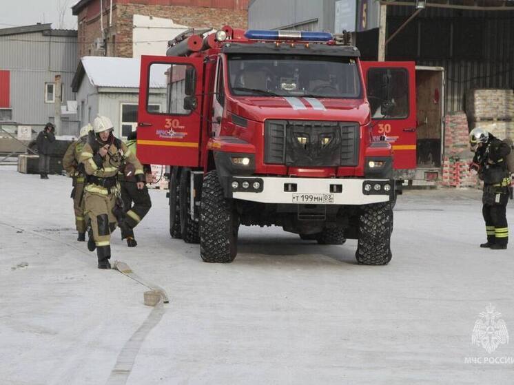 В Улан-Удэ пожарные отработали тушение крупного возгорания на складе