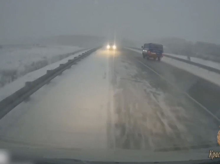 В страшном лобовом столкновении на трассе под Красноярском пострадали пять человек