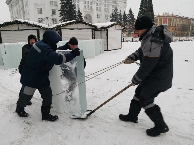 В Кемерове стартовала подготовка к новогодним праздникам, а именно началось возведение ледового городка