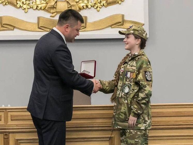 Ратмир Мавлиев наградил школьницу из Уфы медалью «За заслуги»