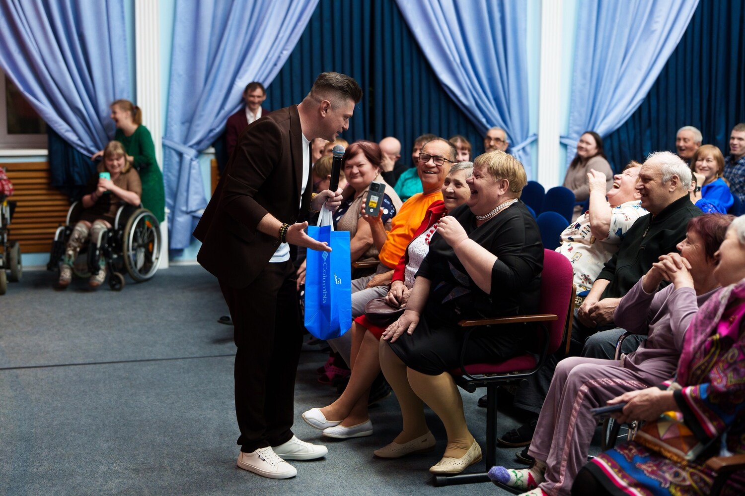 Полюбуйтесь выступлением десанта добра в Хабаровском доме-интернате