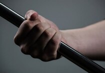 В дежурную часть полиции Республики Алтай обратились медики. Они сообщили, что в больницу поступил мужчина с переломом ключицы. По словам пострадавшего, травмы ему кочергой причинил знакомый.