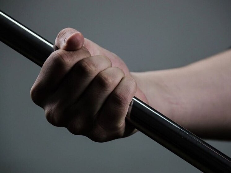 В дежурную часть полиции Республики Алтай обратились медики. Они сообщили, что в больницу поступил мужчина с переломом ключицы. По словам пострадавшего, травмы ему кочергой причинил знакомый.