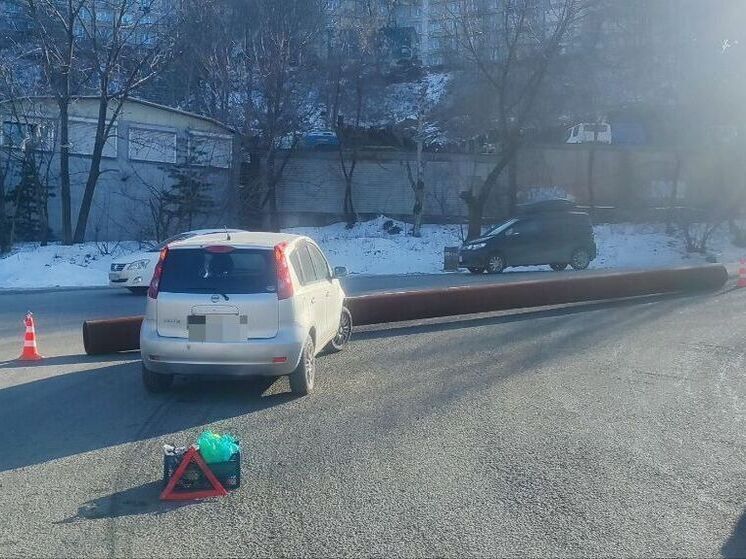 Во Владивостоке с грузовика упала труба и повредила легковой автомобиль