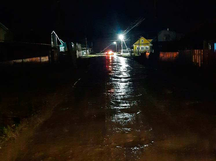 Мрак на улице Крайней: в Вятских Полянах ребёнок упал в канаву