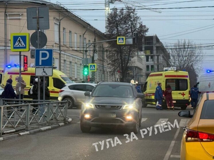 В Туле машина реанимации попала в ДТП на проспекте Ленина