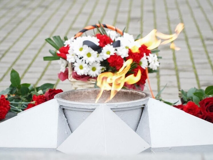 В Мелитополе в День Неизвестного Солдата возложили цветы на Братском кладбище