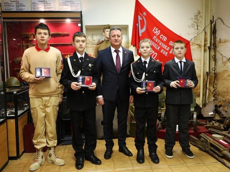 Медалями «За проявленное мужество» наградили юных вологжан