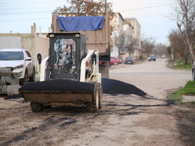 В Бахчисарае проверили ход работ по благоустройству городских дворов и аллей