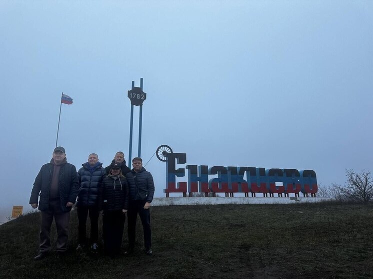 Делегация депутатского корпуса Всеволожского района побывала в подшефном донецком городе Енакиево. Жителям передали гуманитарную помощь, новогодние подарки, оборудование, иконы и «ангелочков», рассказала пресс-секретарь Заневского городского поселения Ксения Шпак.