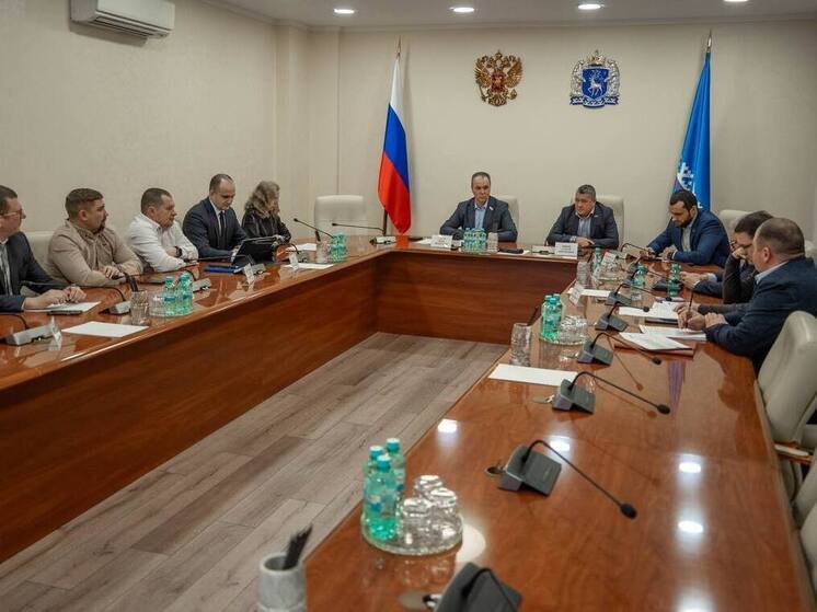 Депутаты Ямала обсудили борьбу с гололедицей с дорожниками и представителями власти Салехарда