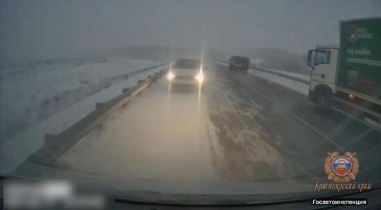 Пять человек пострадали в лобовом столкновении на трассе «Сибирь»