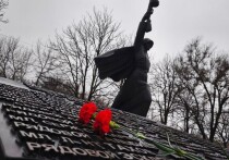 В День Неизвестного Солдата в городе Алмазная (ЛНР) состоялось знаковое событие — торжественное открытие обновлённого мемориального комплекса на Братской могиле красноармейцев, павших при обороне города в 1941-1943 годах