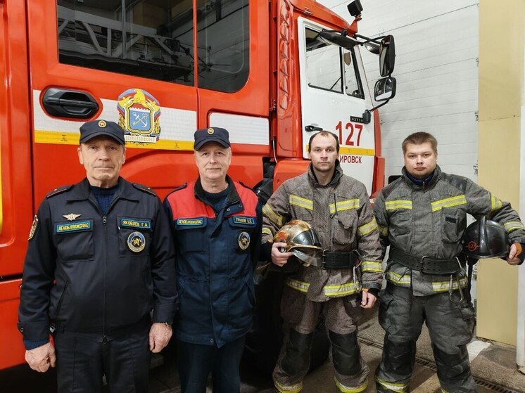 Жители дома в Шлиссельбурге поблагодарили пожарных за спасенные жизни