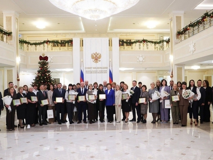 Глава Ливен Орловской области Сергей Трубицин вместе с главным специалистом комиссии по делам несовершеннолетних и защите их прав администрации города приняли участие в торжественной церемонии награждения победителей Всероссийского конкурса &laquo;Города для детей