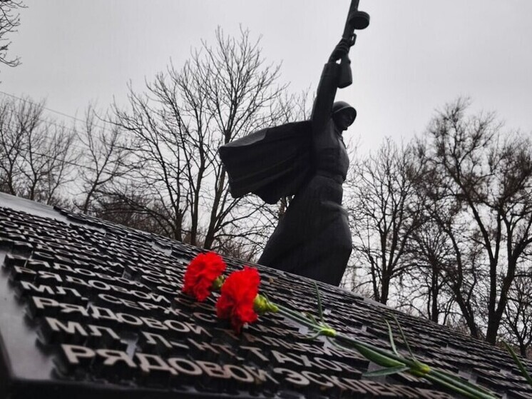 В День Неизвестного Солдата в городе Алмазная (ЛНР) состоялось знаковое событие — торжественное открытие обновлённого мемориального комплекса на Братской могиле красноармейцев, павших при обороне города в 1941-1943 годах