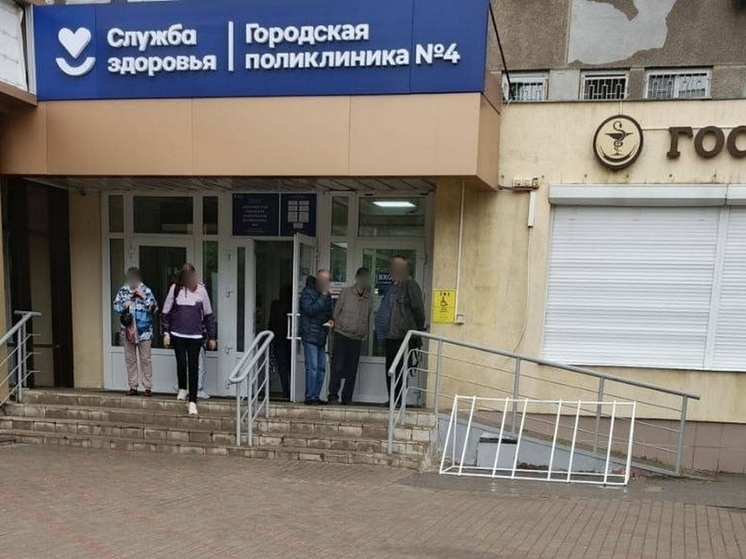 Минздрав прокомментировал огромную очередь в поликлинику №4 в Воронеже