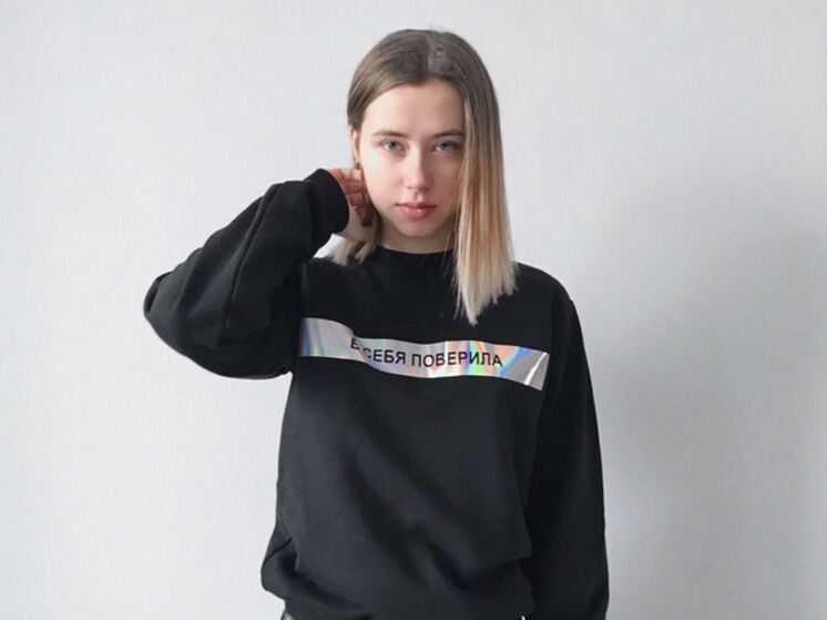 Суд отказался отпускать блогера Митрошину из-под домашнего ареста