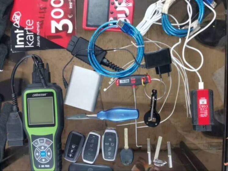 Банду бывалых автоугонщиков задержали в Петербурге