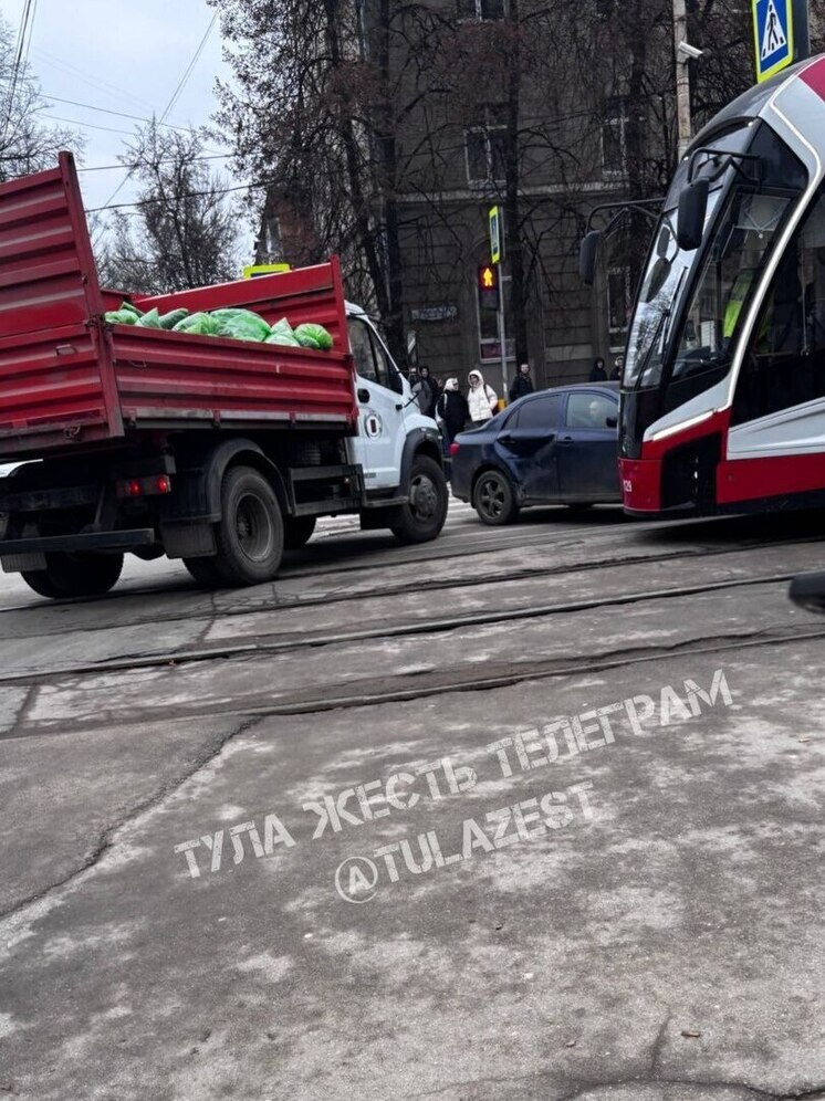 Трамваи замерли у ТулГУ из-за ДТП с грузовиком