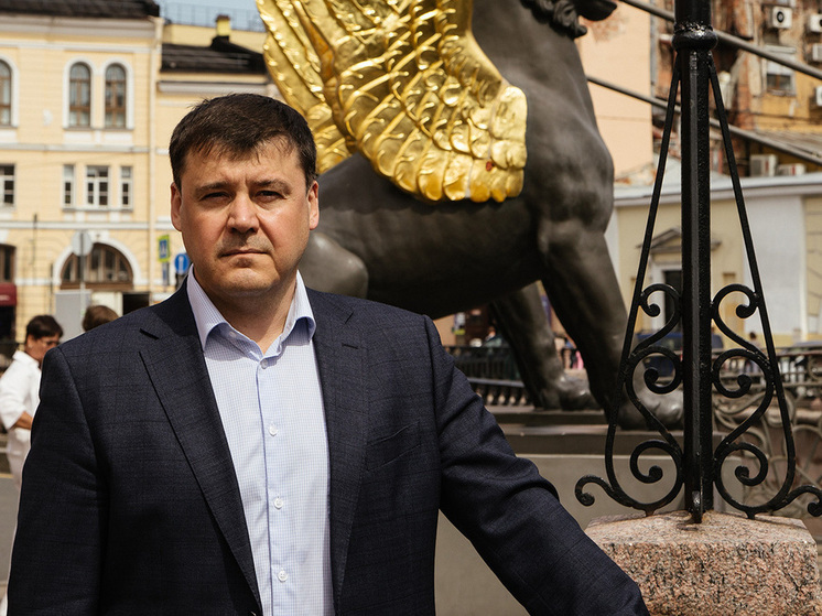 Восстановление исторических фасадов Невского проспекта, повышение престижа профессии специалистов ручного труда, подготовка домов к зиме, ремонт зон аварийности и тысячи семей, которые благодаря городу отметят новоселье, — об этом и многом другом «МК в Питере» поговорил с председателем Жилищного комитета Петербурга Денисом Удодом.