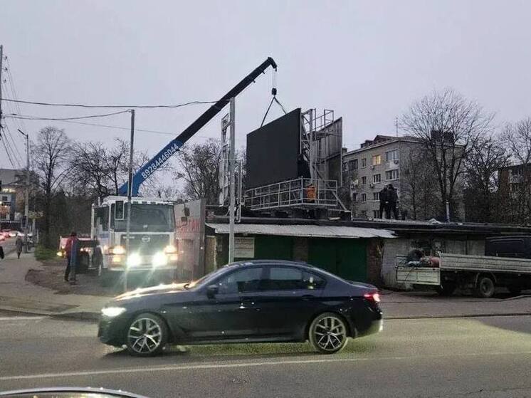 В Краснодаре сняли незаконно размещенный рекламный экран, светящий в окна зданий
