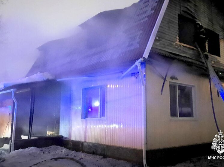 Томские огнеборцы ликвидировали крупный пожар в жилом доме на Ново-Киевской