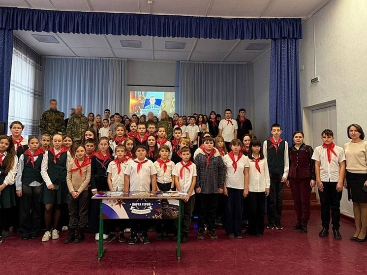 Парта Героя, посвящённая офицеру Росгвардии из Бурятии, открыта в одной из школ ЛНР