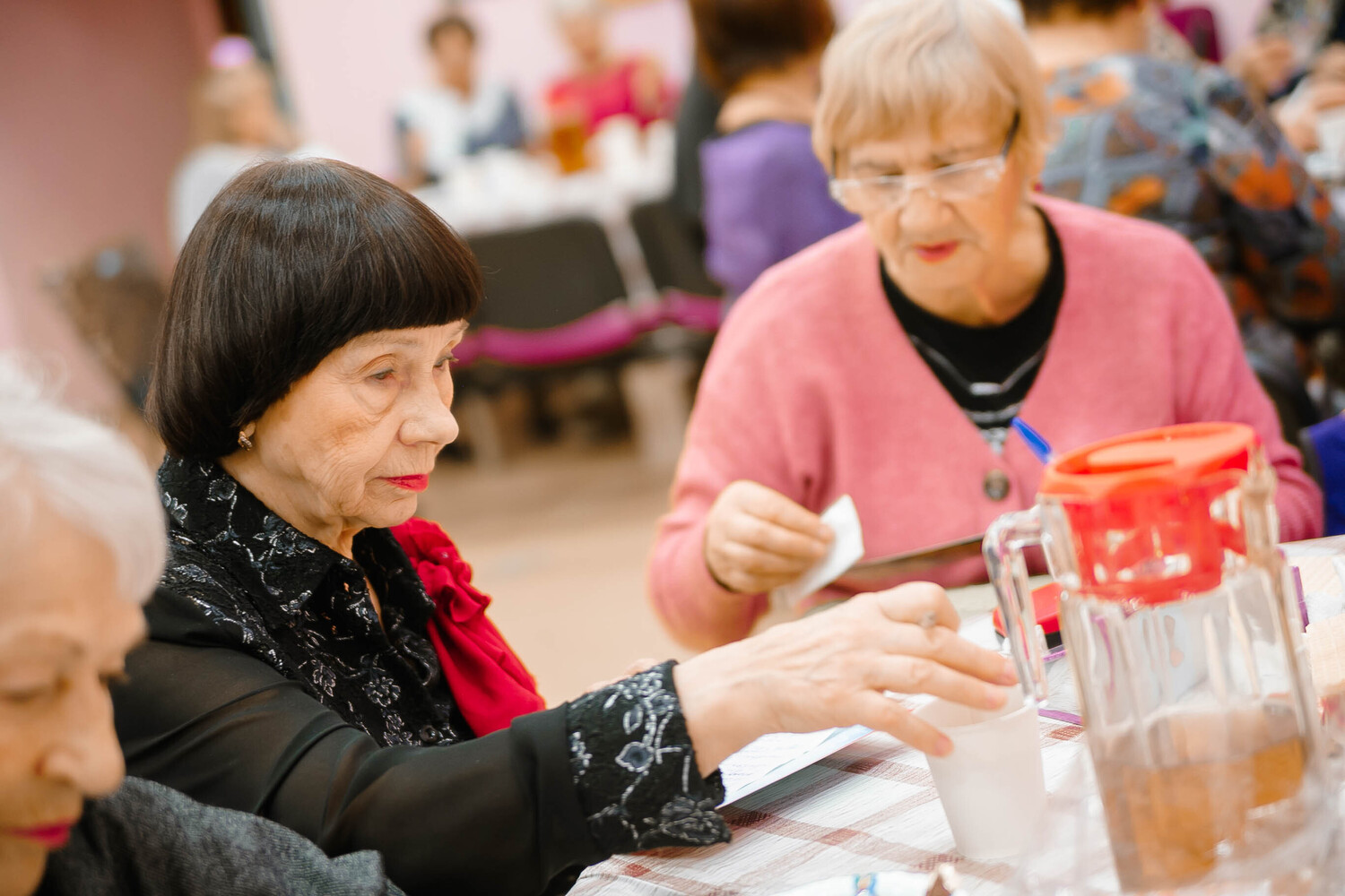 Зажгли по-хабаровски: смотрим на предновогоднюю вечеринку самых заводных пенсионерок