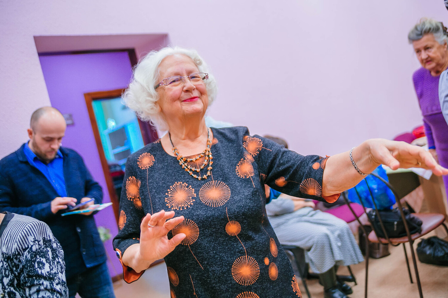 Зажгли по-хабаровски: смотрим на предновогоднюю вечеринку самых заводных пенсионерок